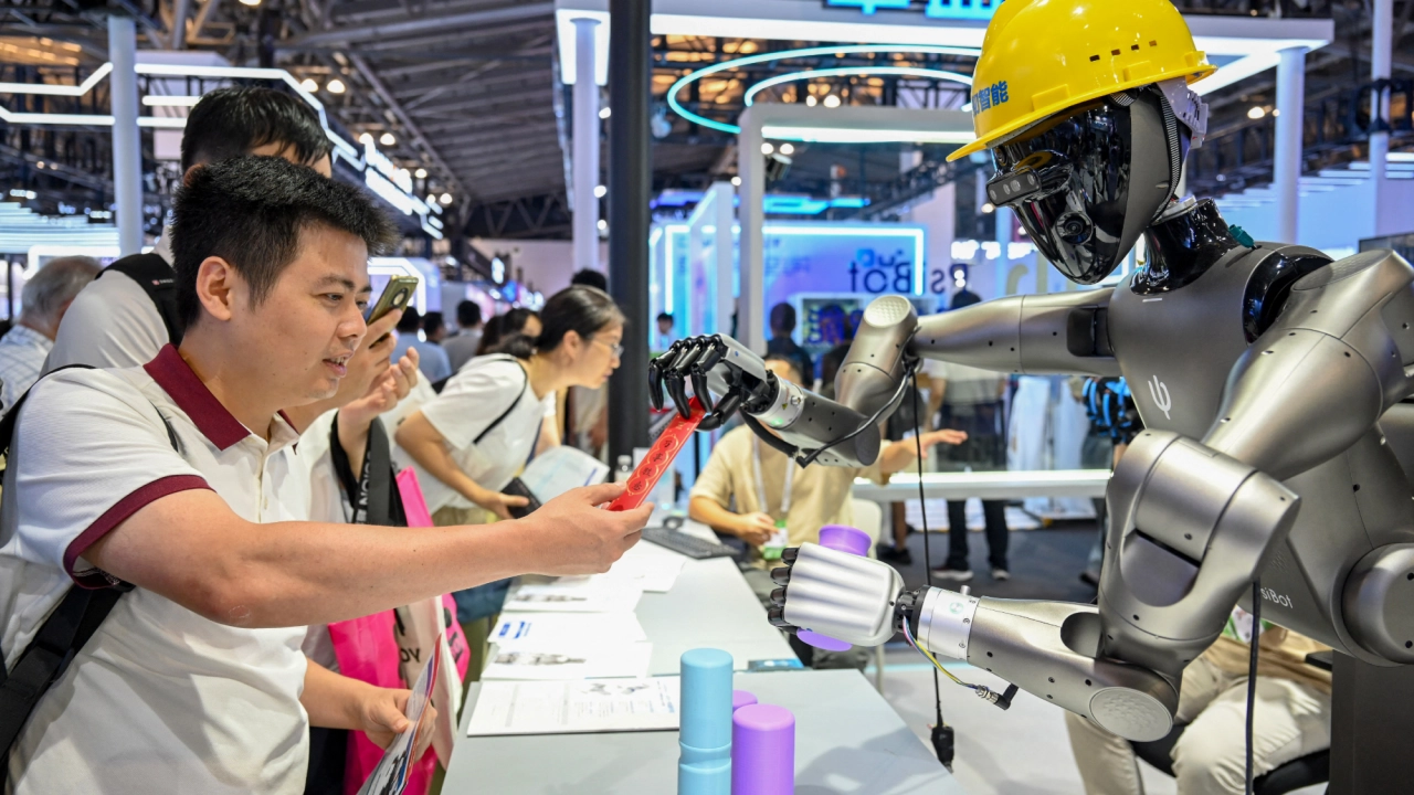 China publica un proyecto para regular la IA que interactúa como los humanos