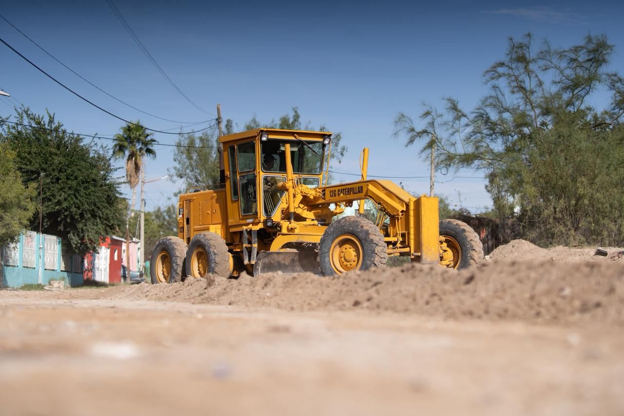 Alcalde Chano Díaz Iribarren supervisa trabajos de compactación y atención a problemática de acumulación de agua en la colonia Atenas 1