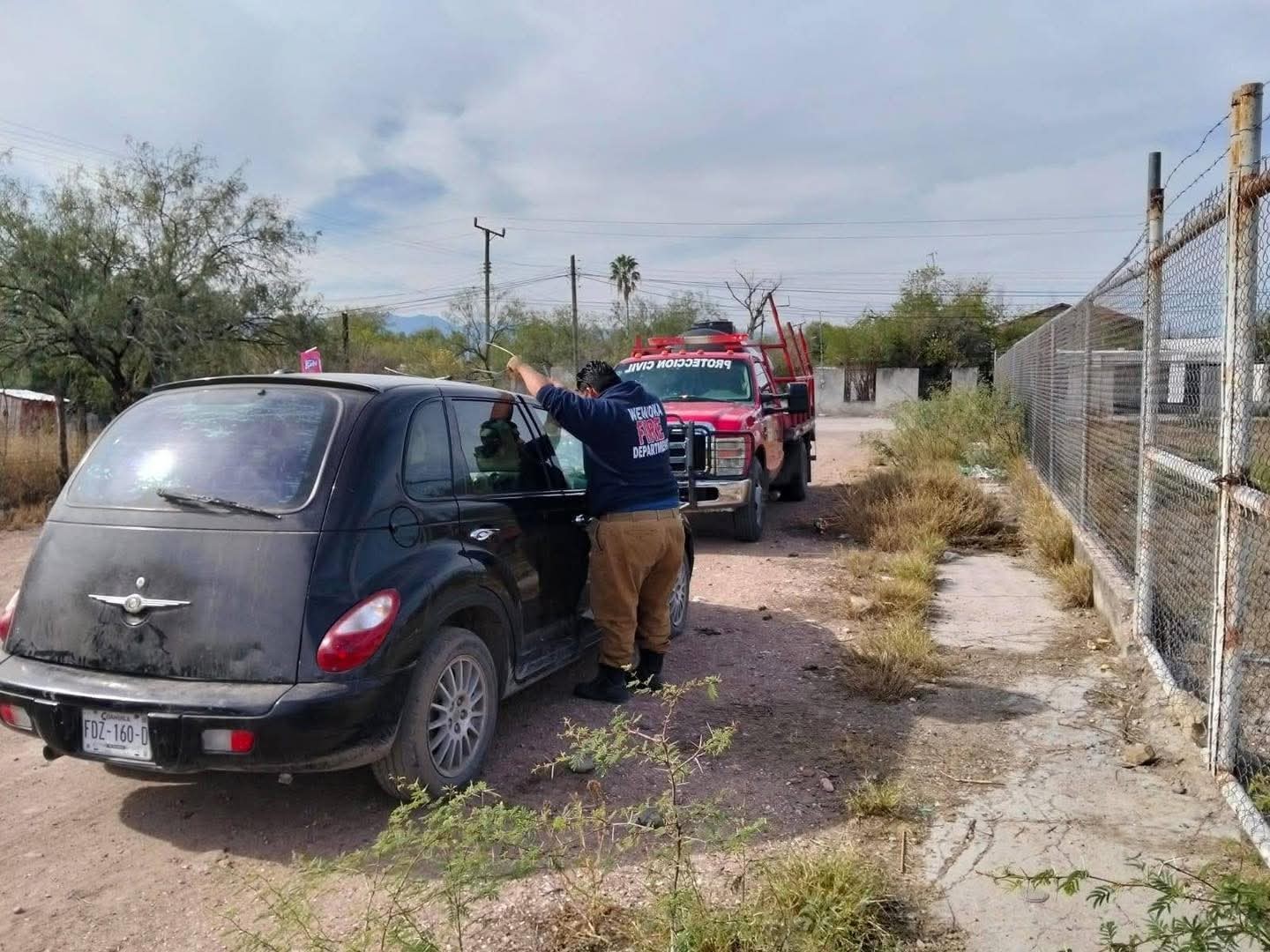 Rescatan a niña atrapada en auto