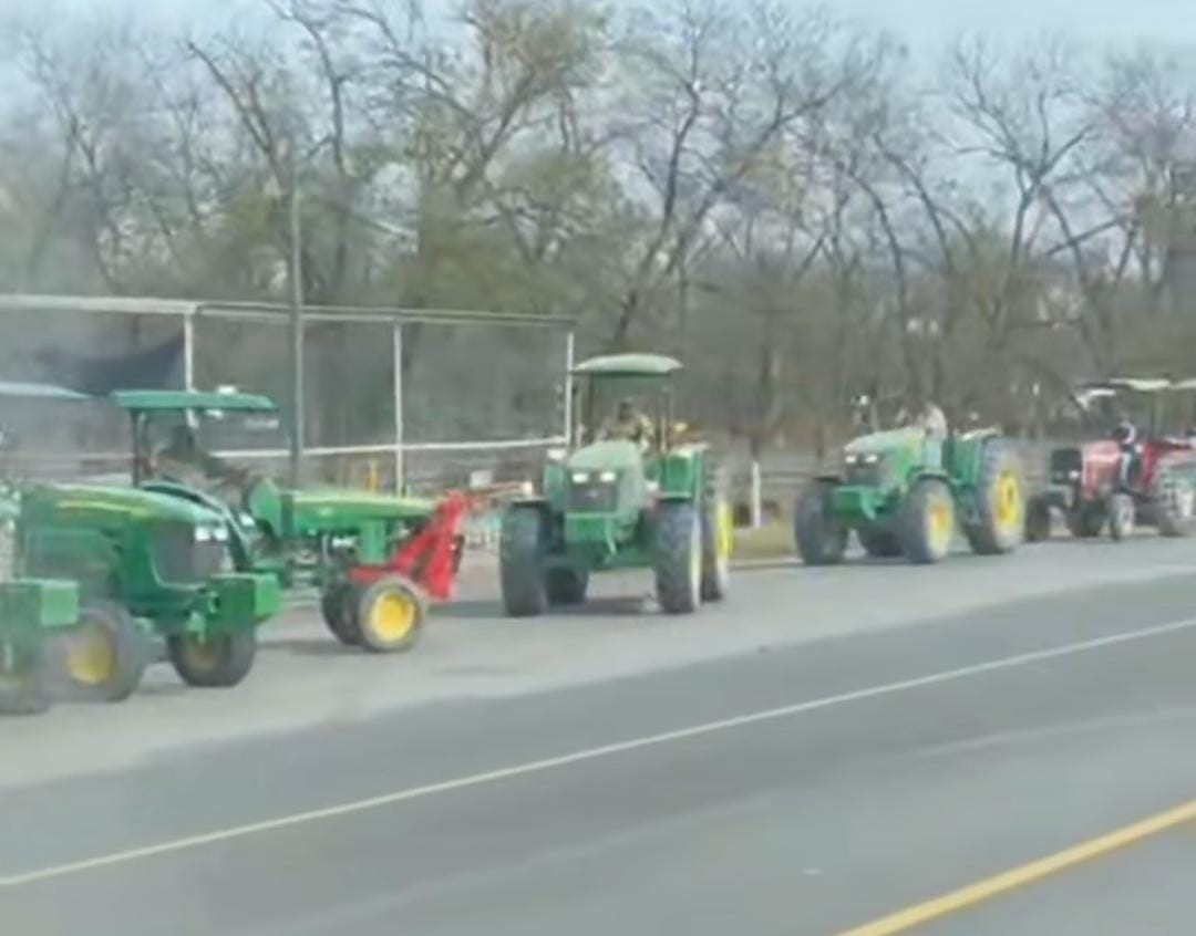 Bloquean agricultores tramo Sabinas-Allende