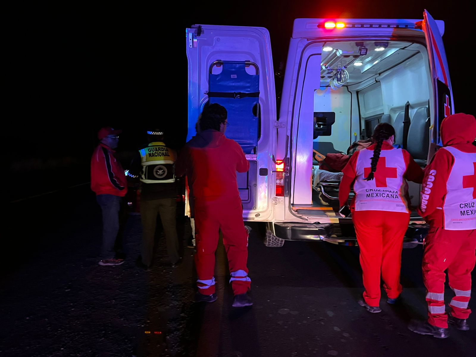 Invaden vacas la 57 y provocan accidente