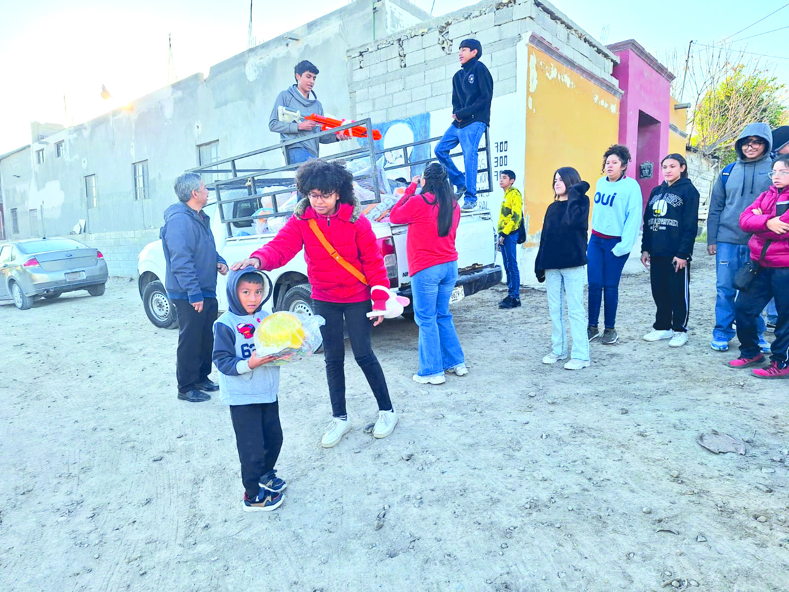 Llevan abrigo y sonrisas alumnos del Juan Larios