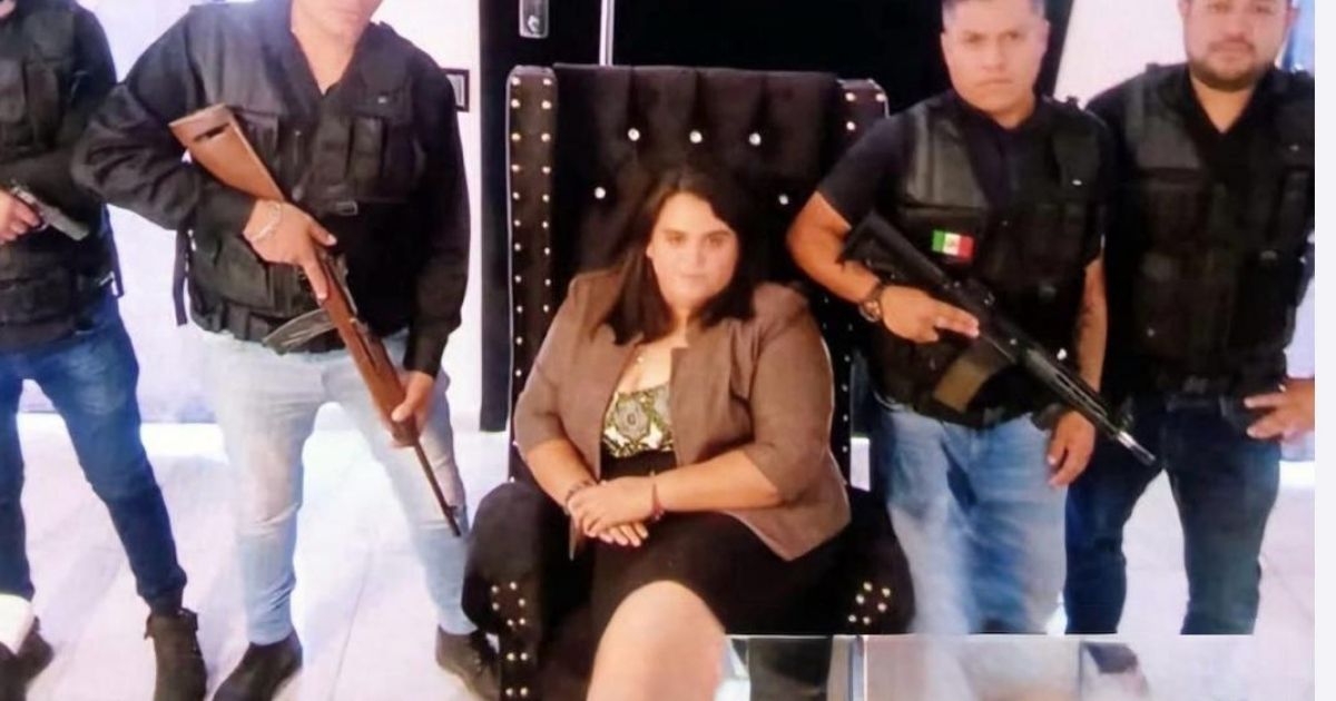 Posa Regidora morenista armada y con “sicarios”