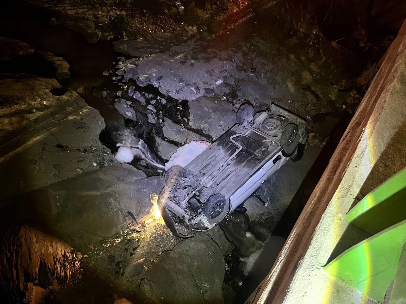 Dormita al volante y cae a arroyo en Saltillo