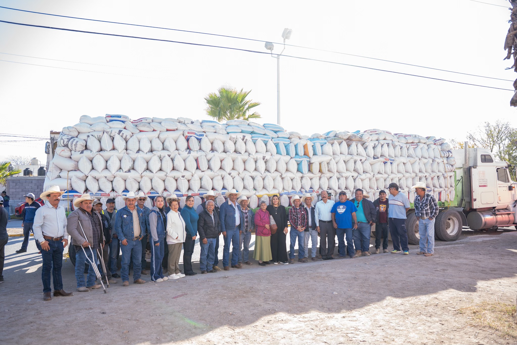 Entrega Yesica Sifuentes en Castaños 29 toneladas de alimento para ganado