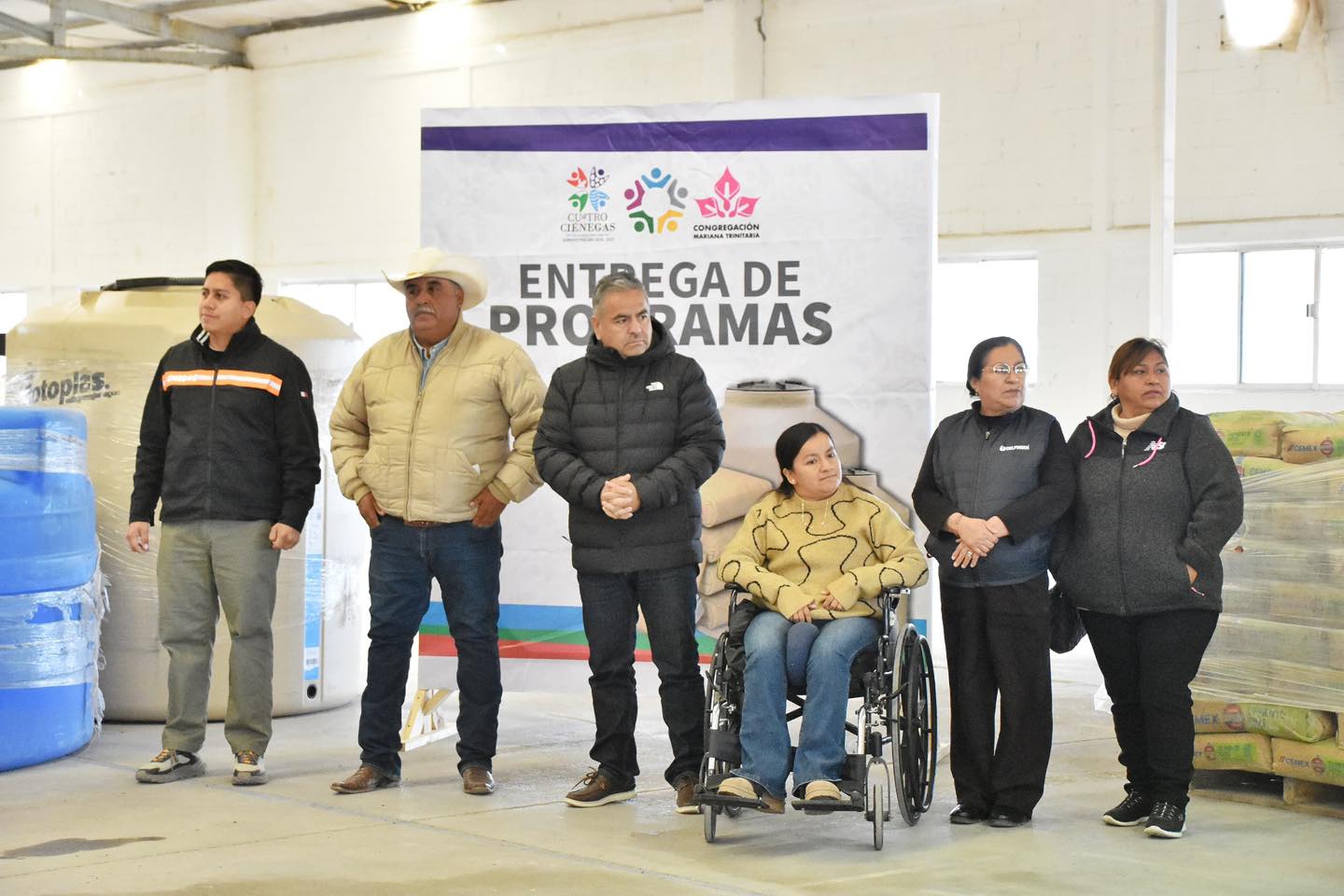 Dan beneficio a 40 familias de 4-C con entrega de cemento y tinacos