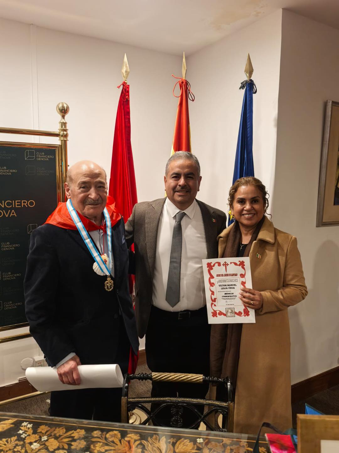 RECIBE VÍCTOR LEIJA DISTINCIÓN DE LA ORDEN DEL CAMINO DE SANTIAGO