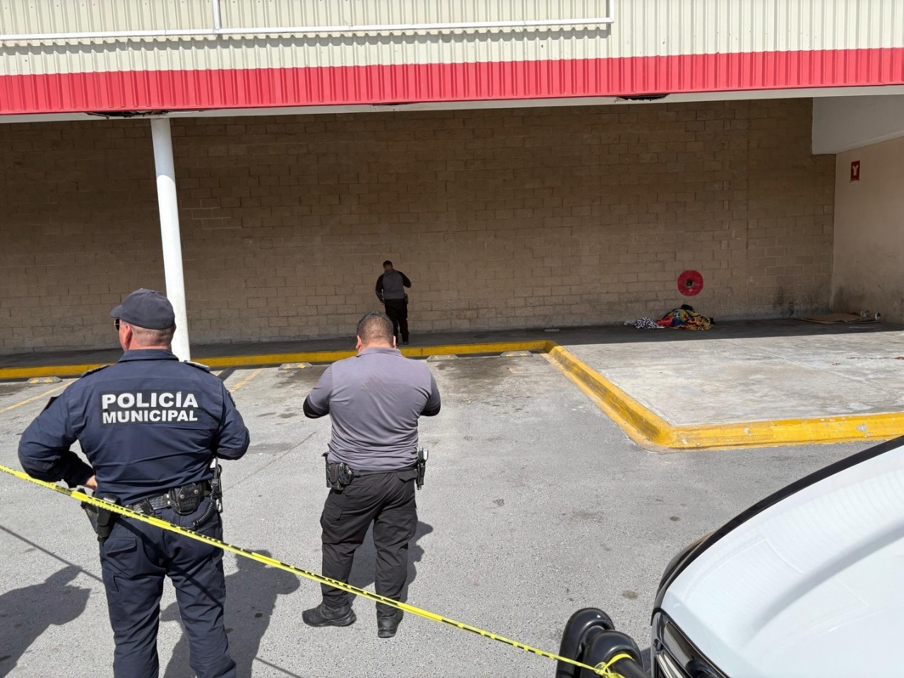 Fallece indigente en supermercado