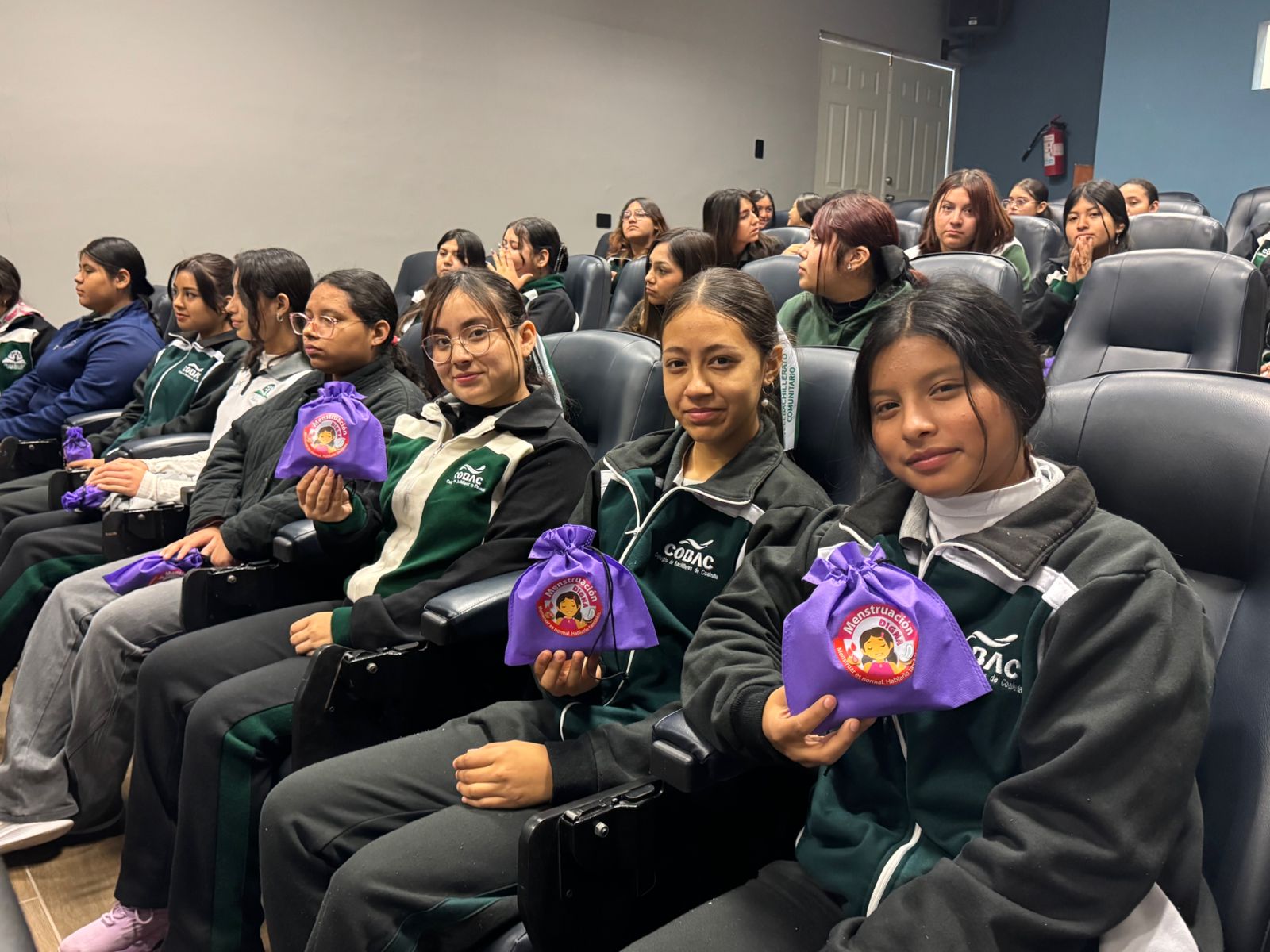 Apoya Salud 200 estudiantes con kits de higiene femenina