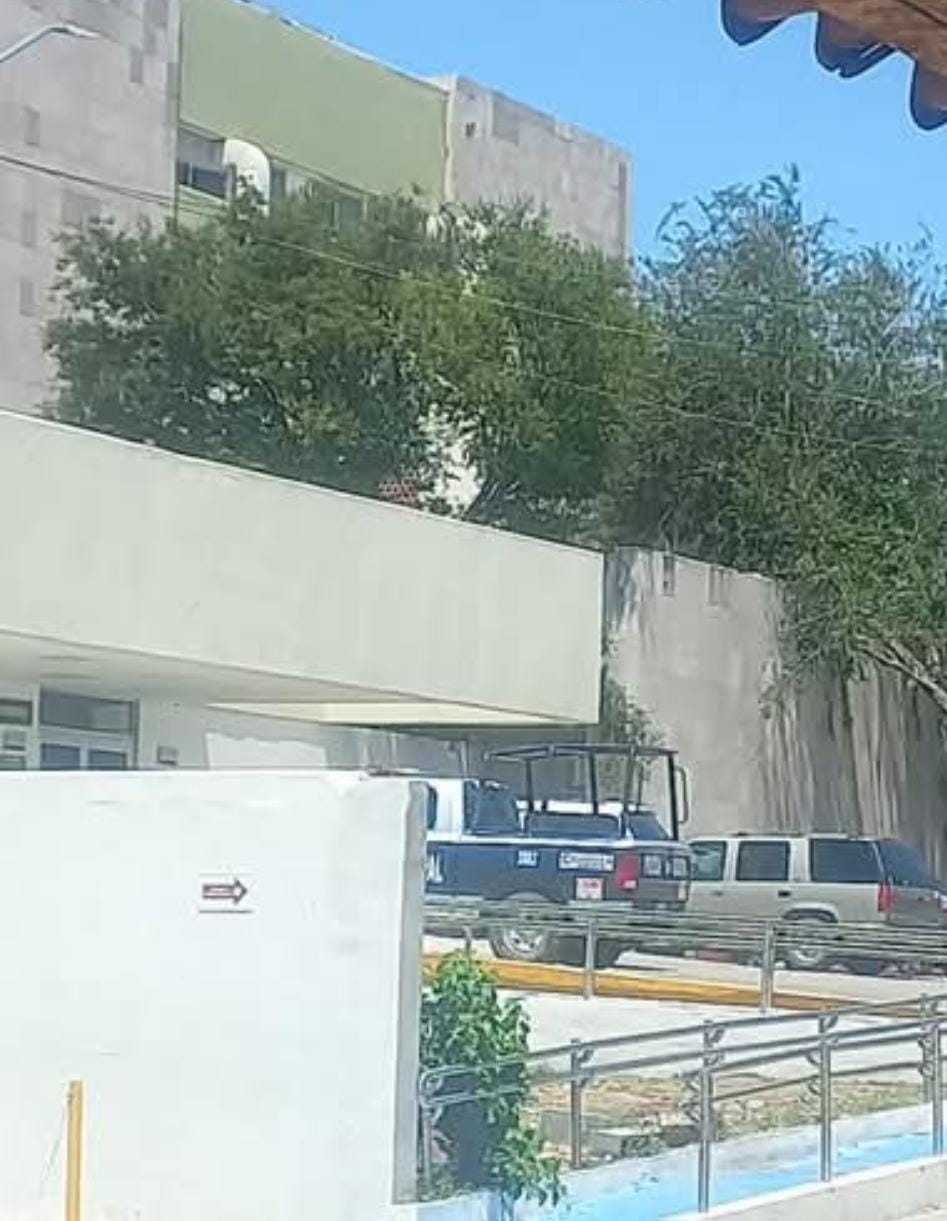 Se debate motociclista entre la vida y la muerte