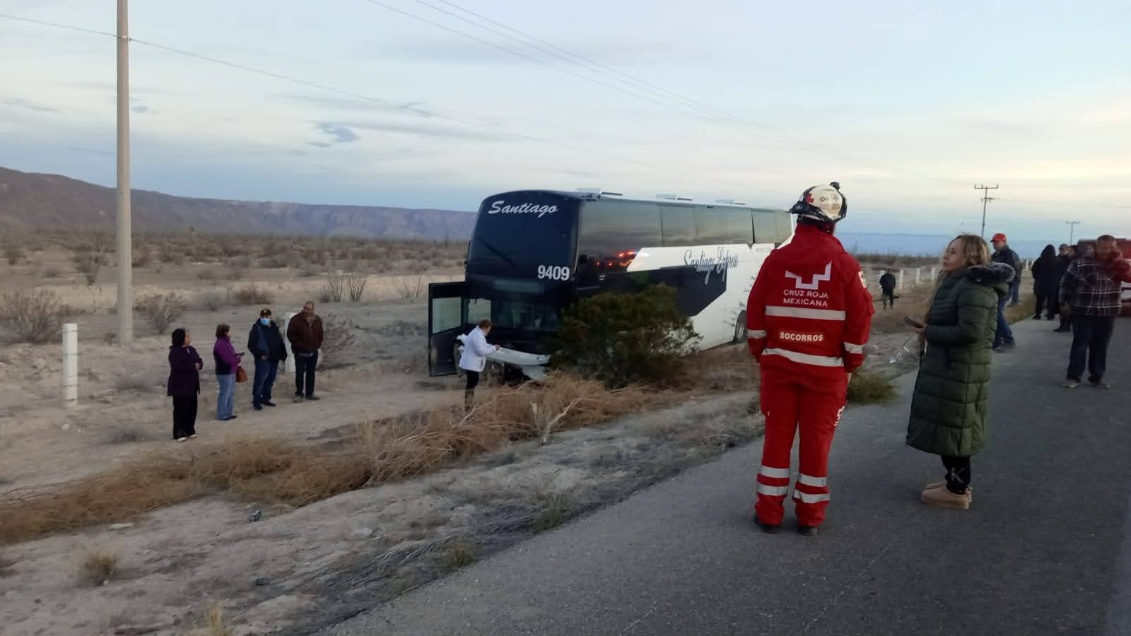 Se sale de la carretera autobús de pasajeros