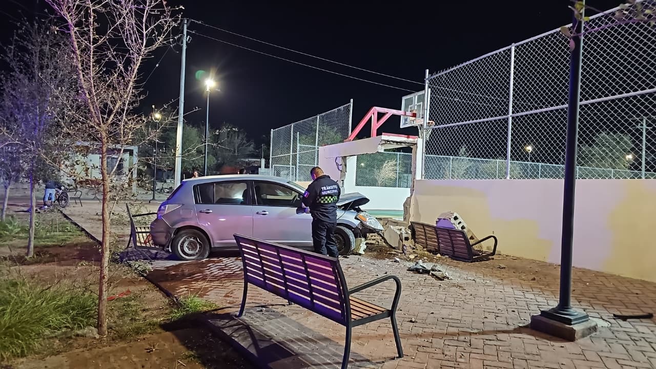Chocan y destrozan un campo deportivo