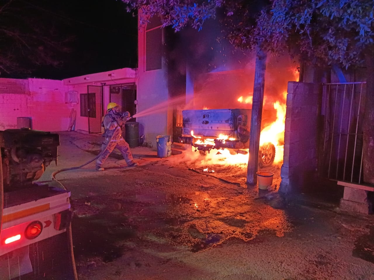 Incendia camioneta; cámaras lo delatan