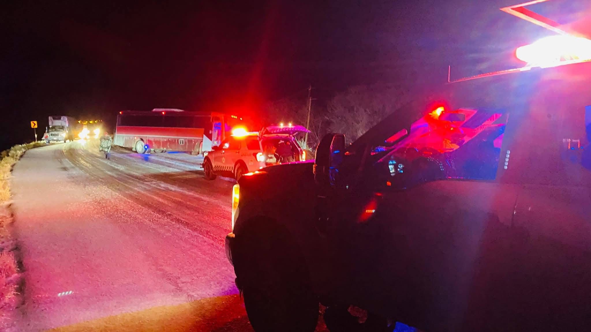 Se accidenta autobús por hielo en carretera