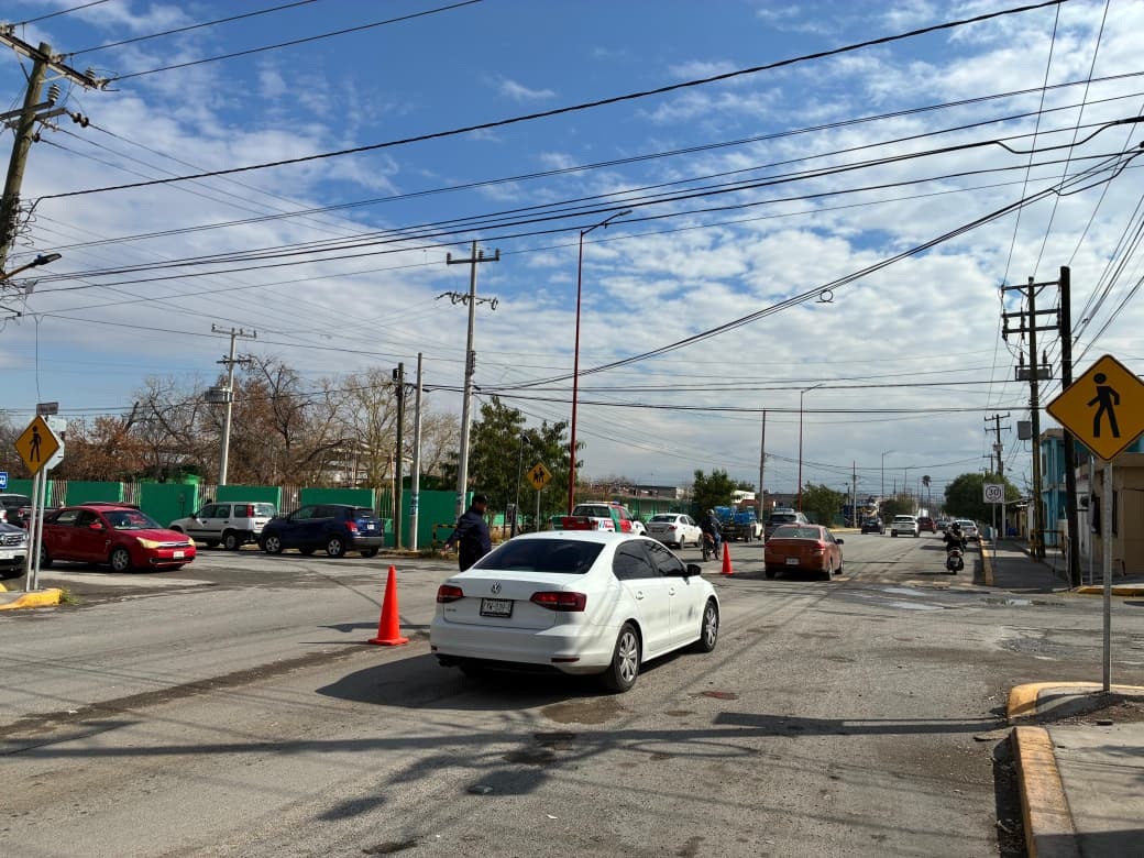 Van con boyas y operativos por correlones en Frontera