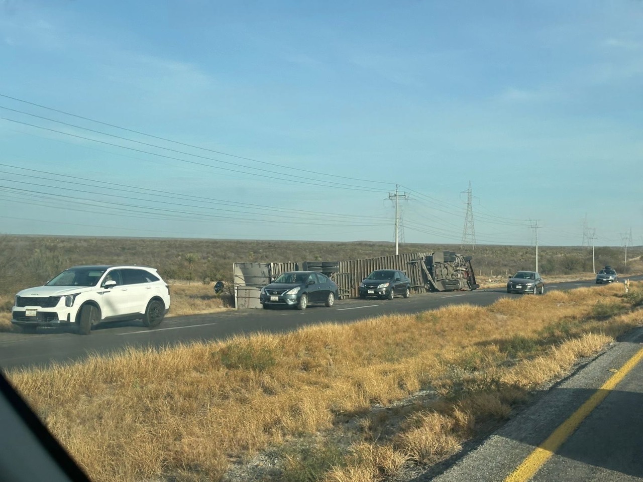 Vuelca tráiler y se desata rapiña