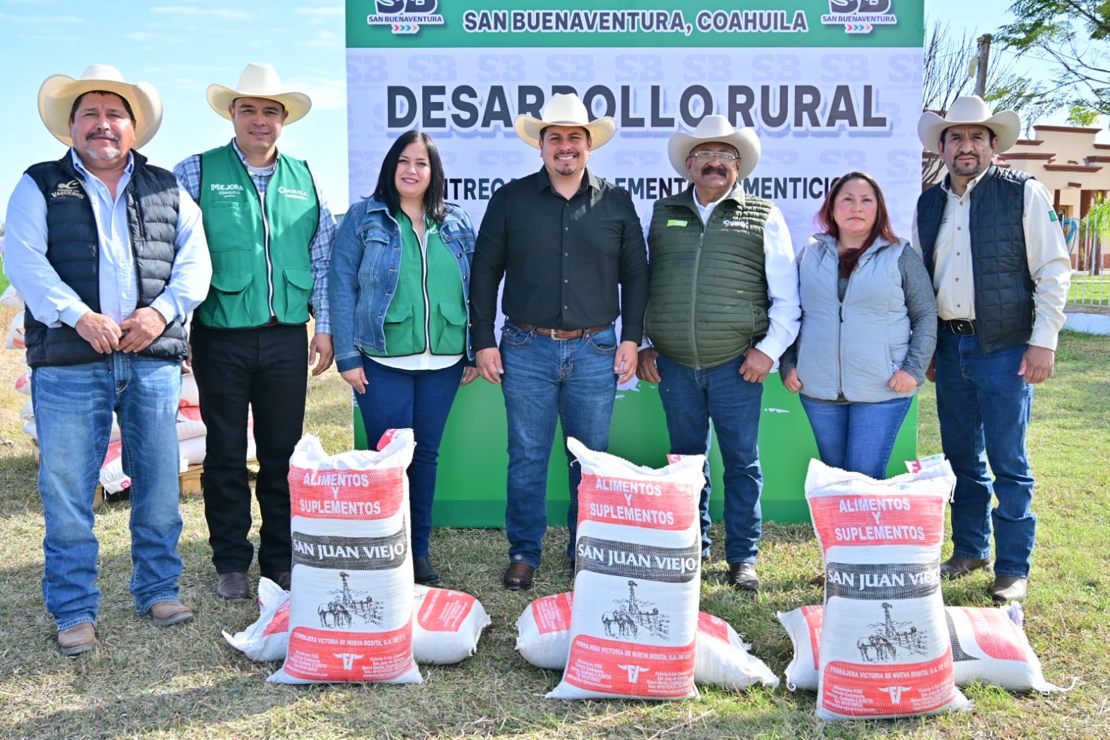 Lleva Javier Flores apoyo a productores ganaderos