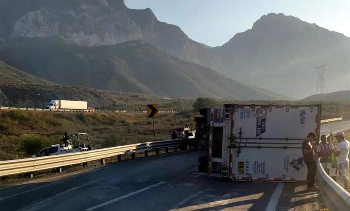 Pierde pie tras volcarse tráiler