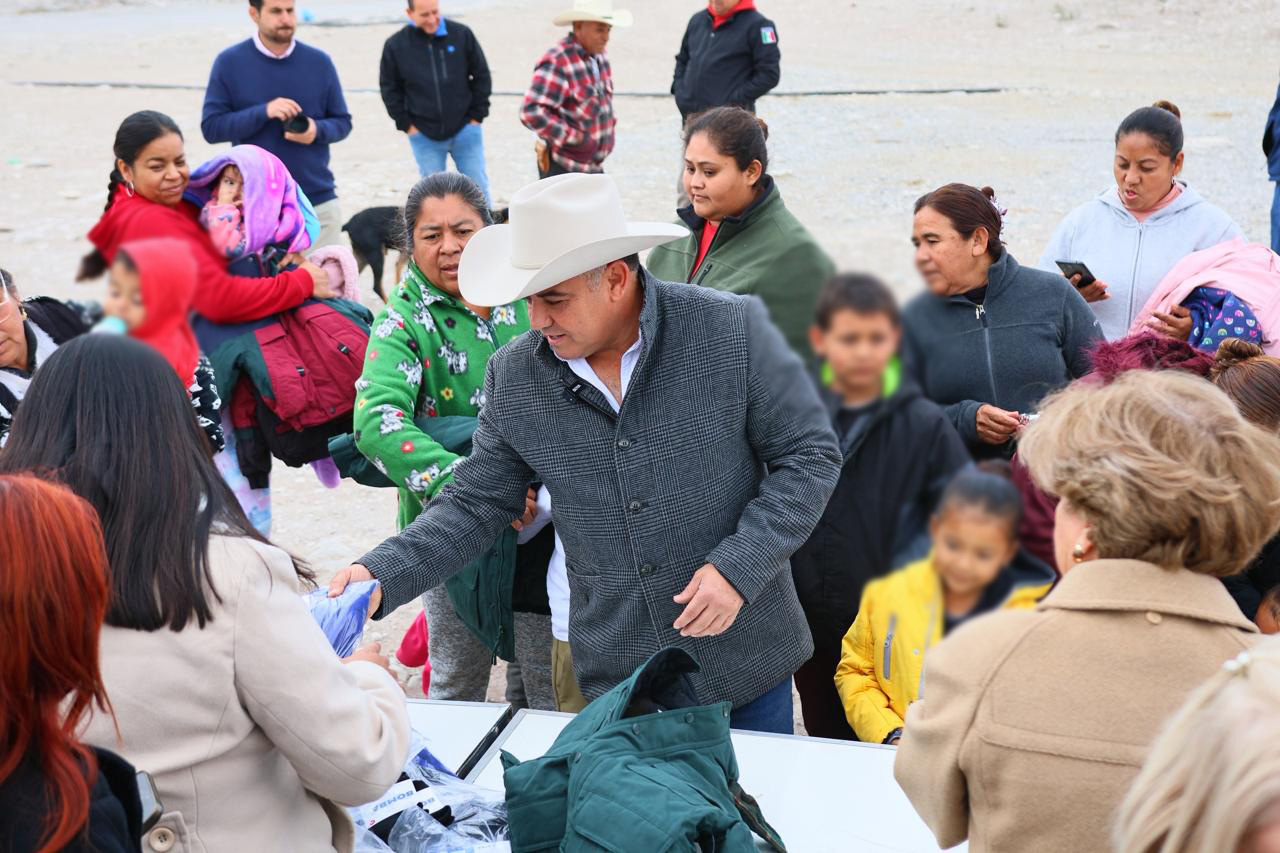 Chano Díaz y Alma Iribarren llevan abrigo y esperanza a las familias del ejido Puente Negro