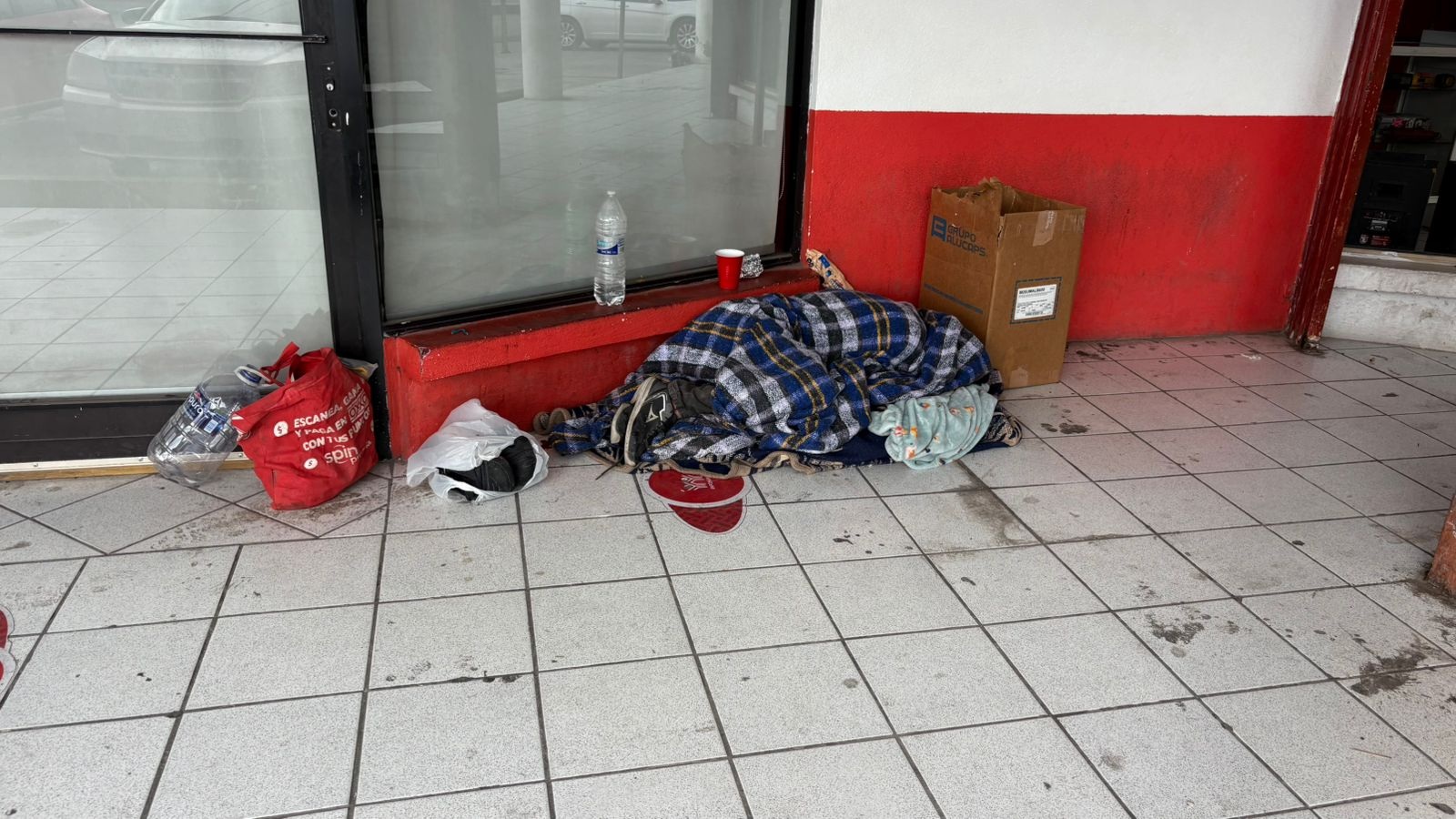 Duerme en banqueta a -2 grados y rechaza ayuda
