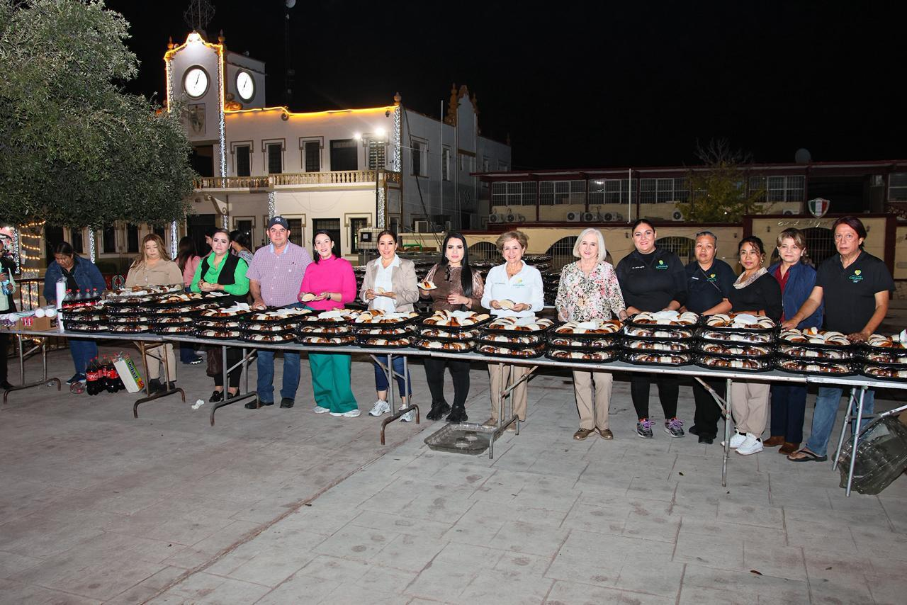 Chano Díaz Iribarren comparte la Rosca de Reyes con familias de Sabinas