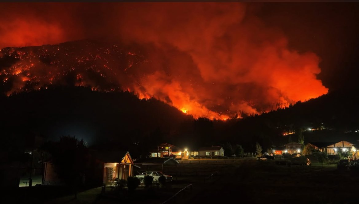 Devastador incendio forestal en la Patagonia; evacúan a 3 mil turistas