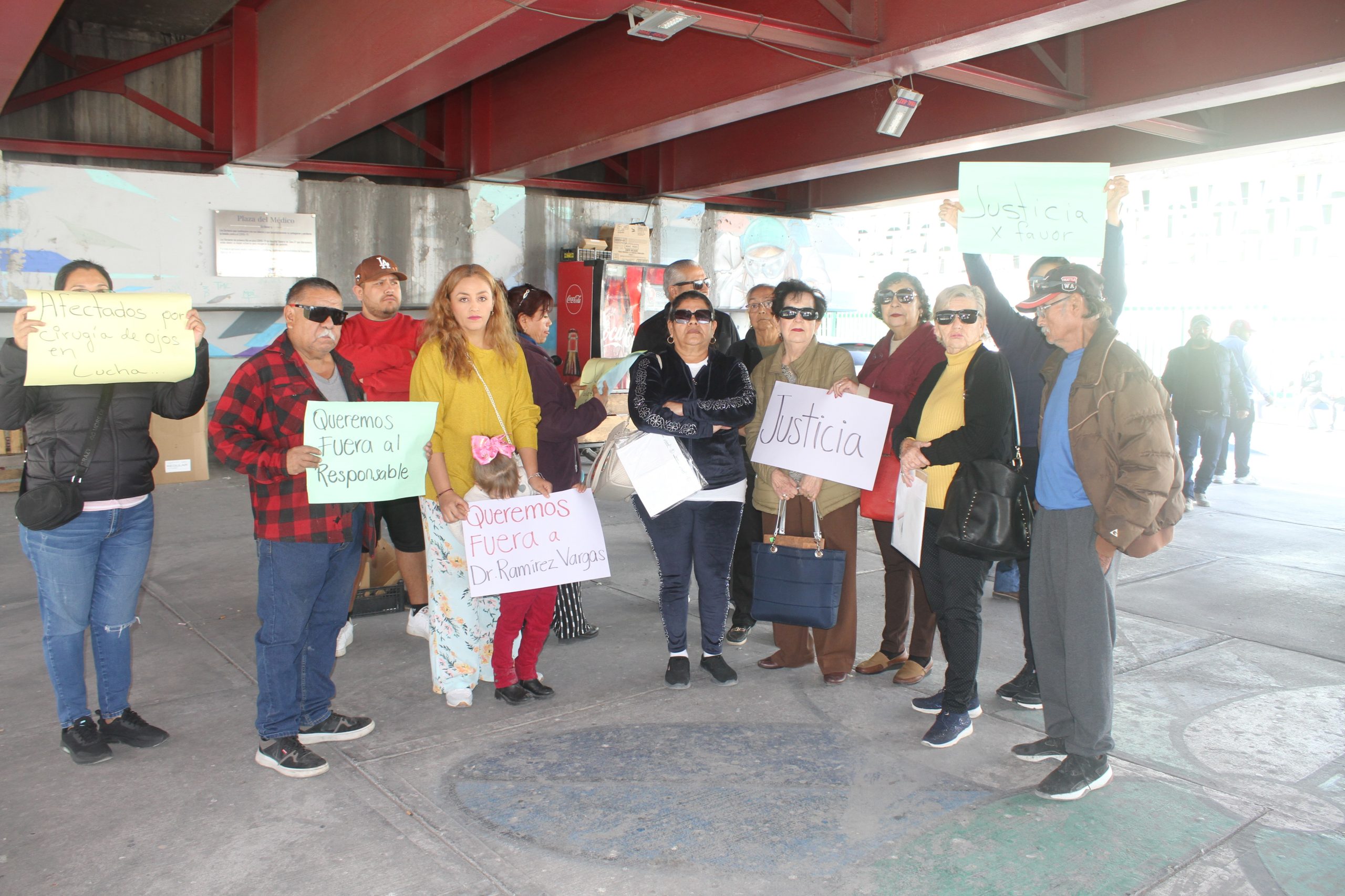 Corre el IMSS a oftalmólogo que dejó ciegos a pacientes
