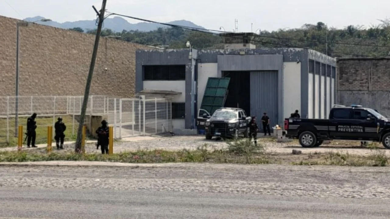 Se fugan 23 reos de penal en Puerto Vallarta