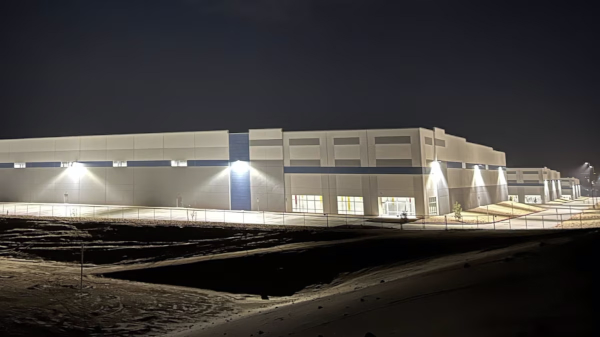 Compra ICE mega almacenes para usarlos como centro de detención