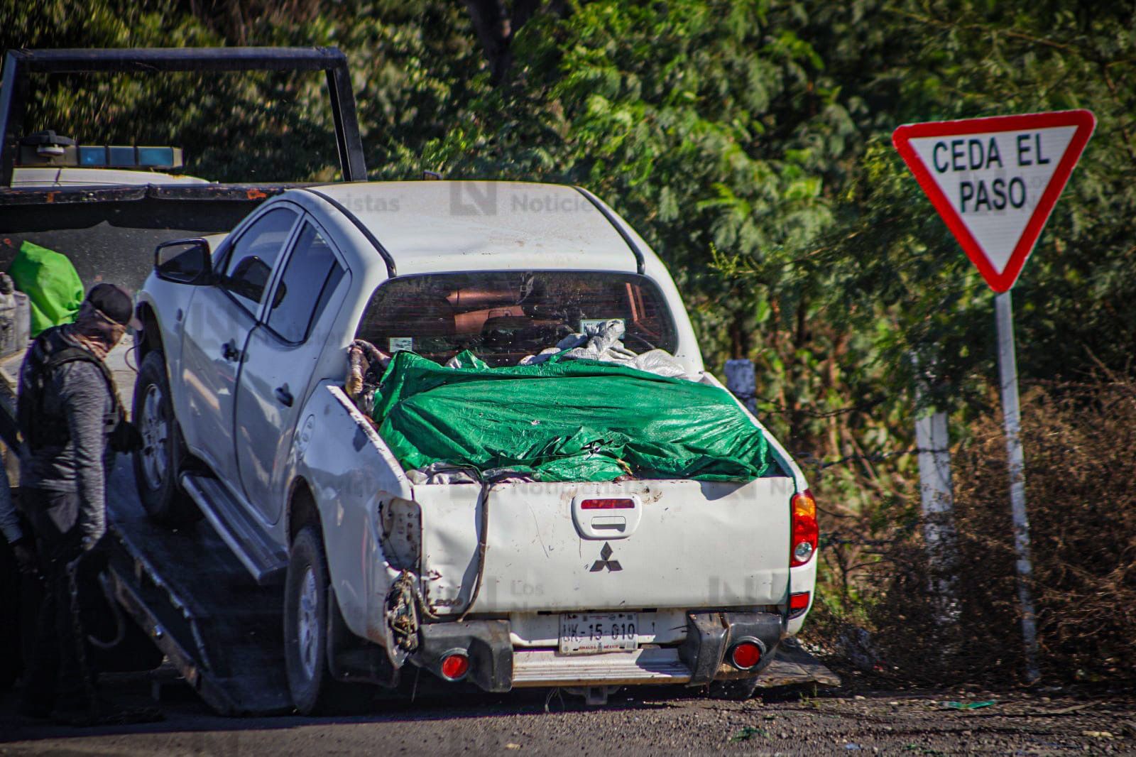 Hallan camioneta con cuerpos en Navolato
