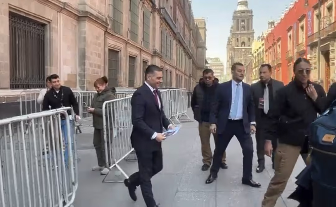 Harfuch cambia el blindaje por selfies en el Zócalo tras la caída del Mencho
