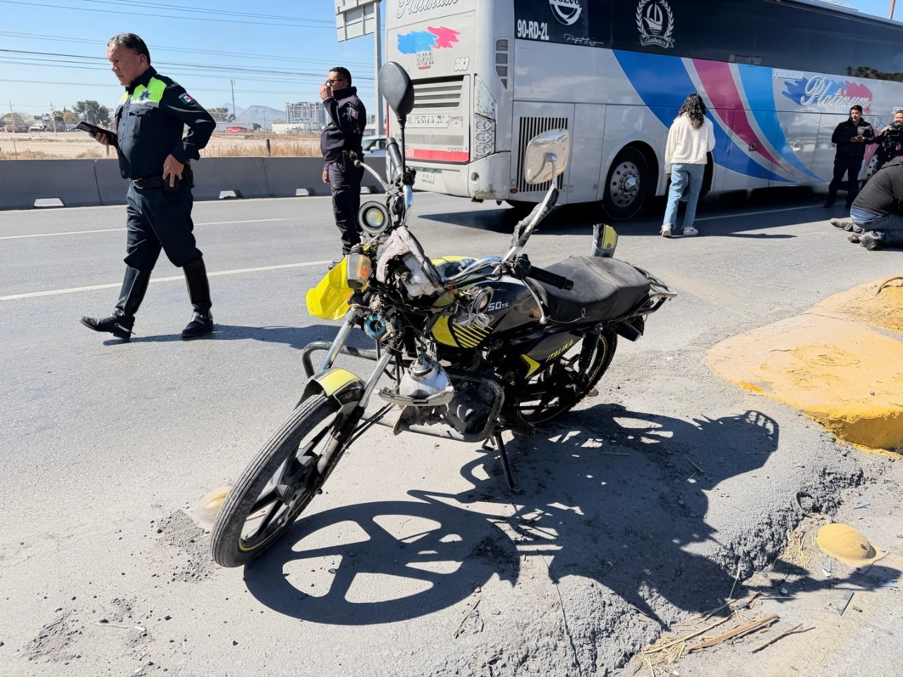 Derrapa y choca con la base de un puente