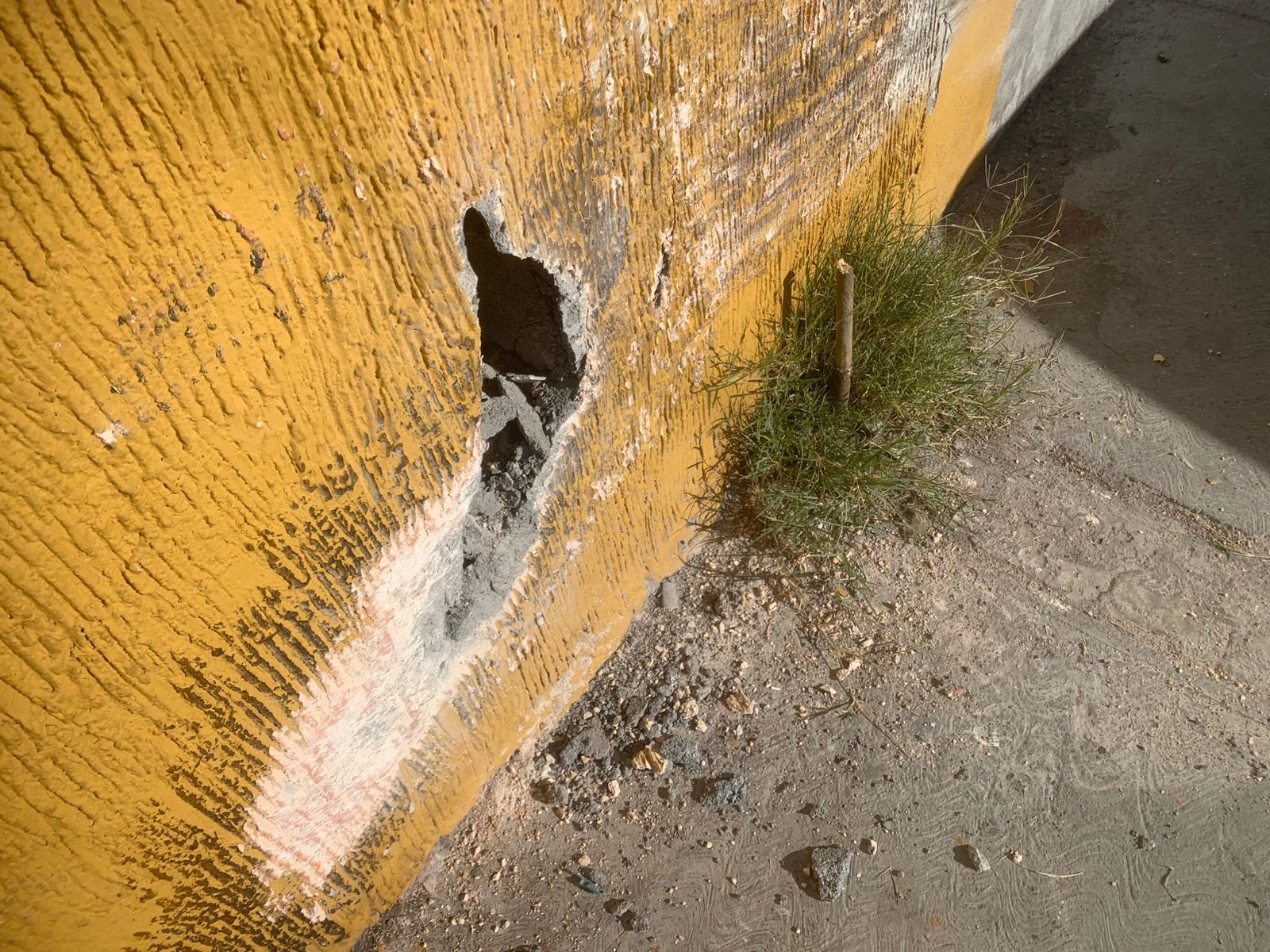 Ebrio al volante choca y provoca fuga de gas