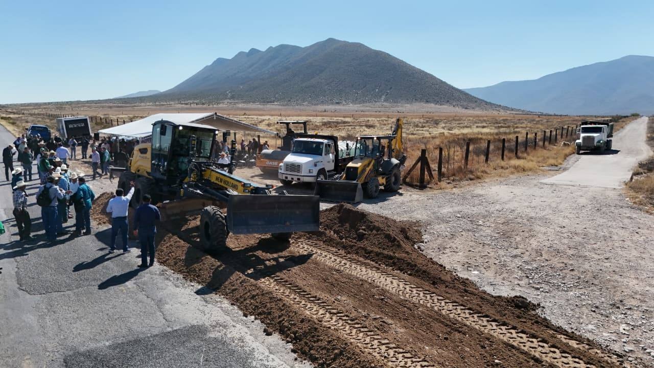 Inicia rehabilitación de caminos ejidales