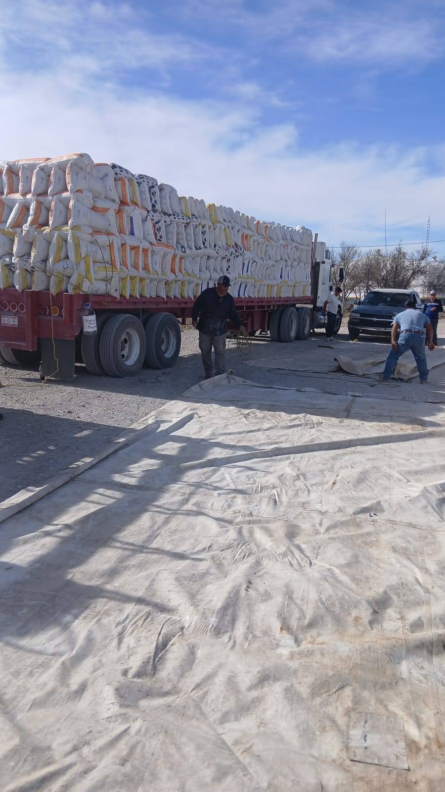 ENTREGAN “POLLINAZA” A LOS PRODUCTORES DE CASTAÑOS