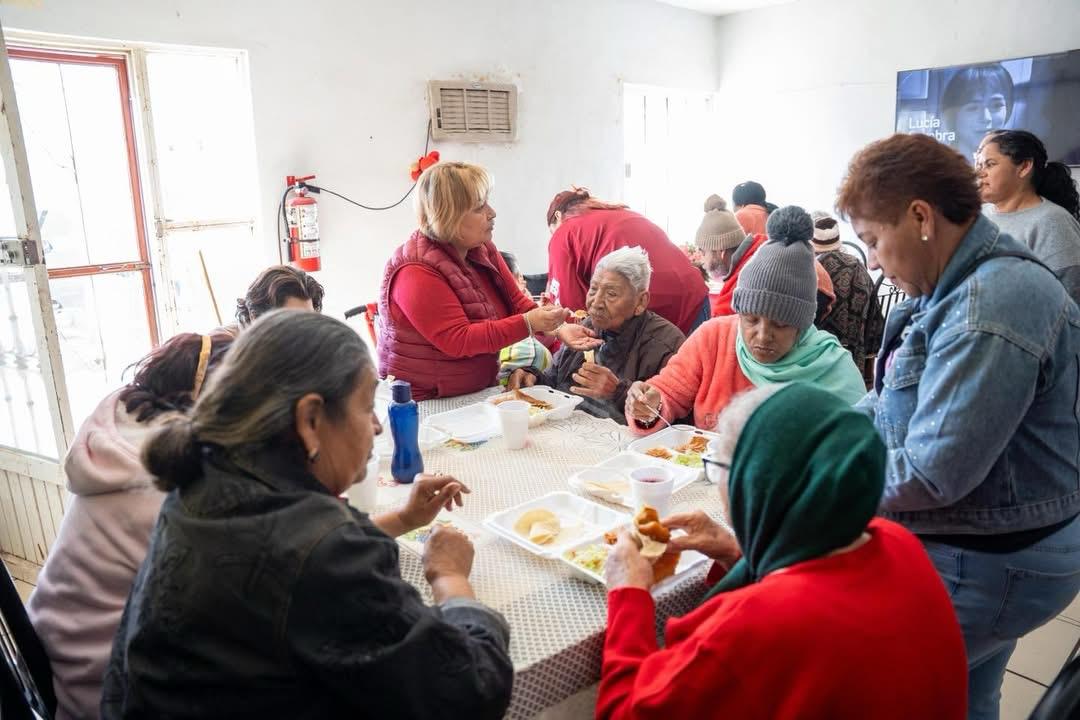 Atiende Yesica Sifuentes a adultos mayores en asilo