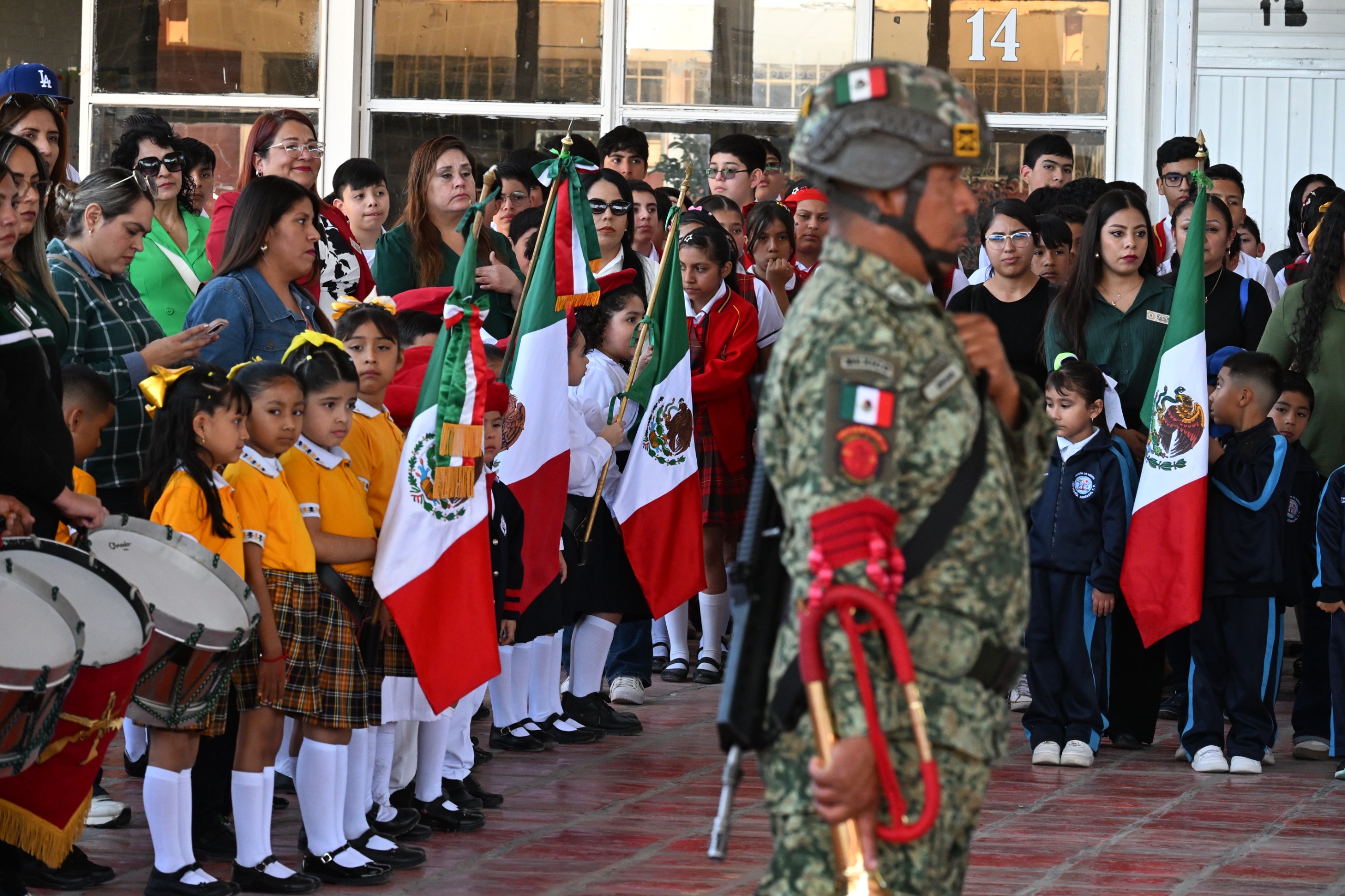 RINDE SARI HOMENAJE A LA BANDERA NACIONAL