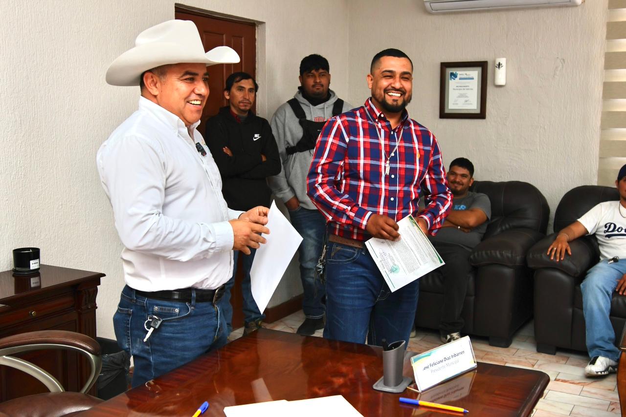 Formaliza Chano Díaz permiso colectivo para gremio de Moto Mandados en Sabinas