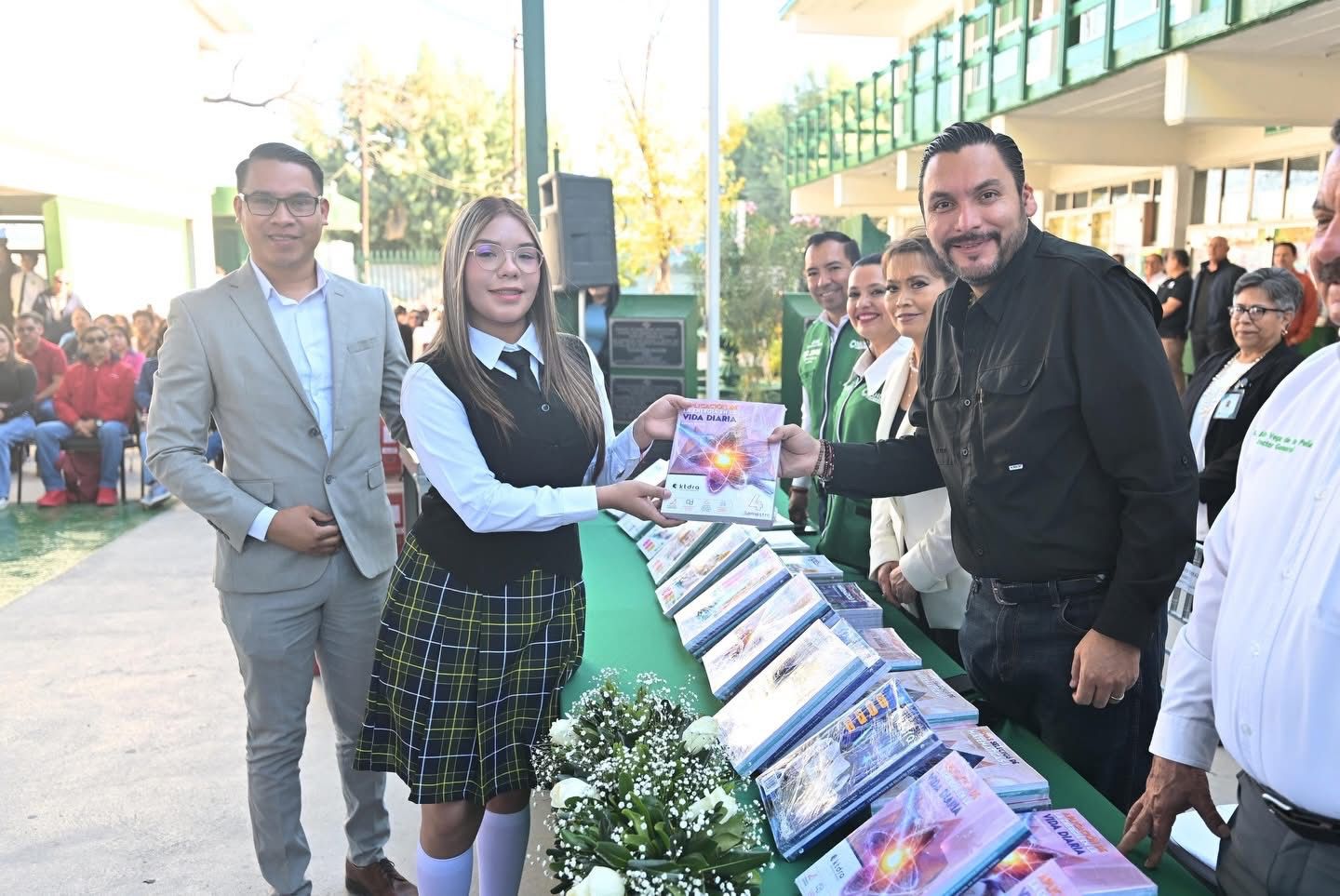 Entrega Carlos al CONALEP material escolar y minisplits