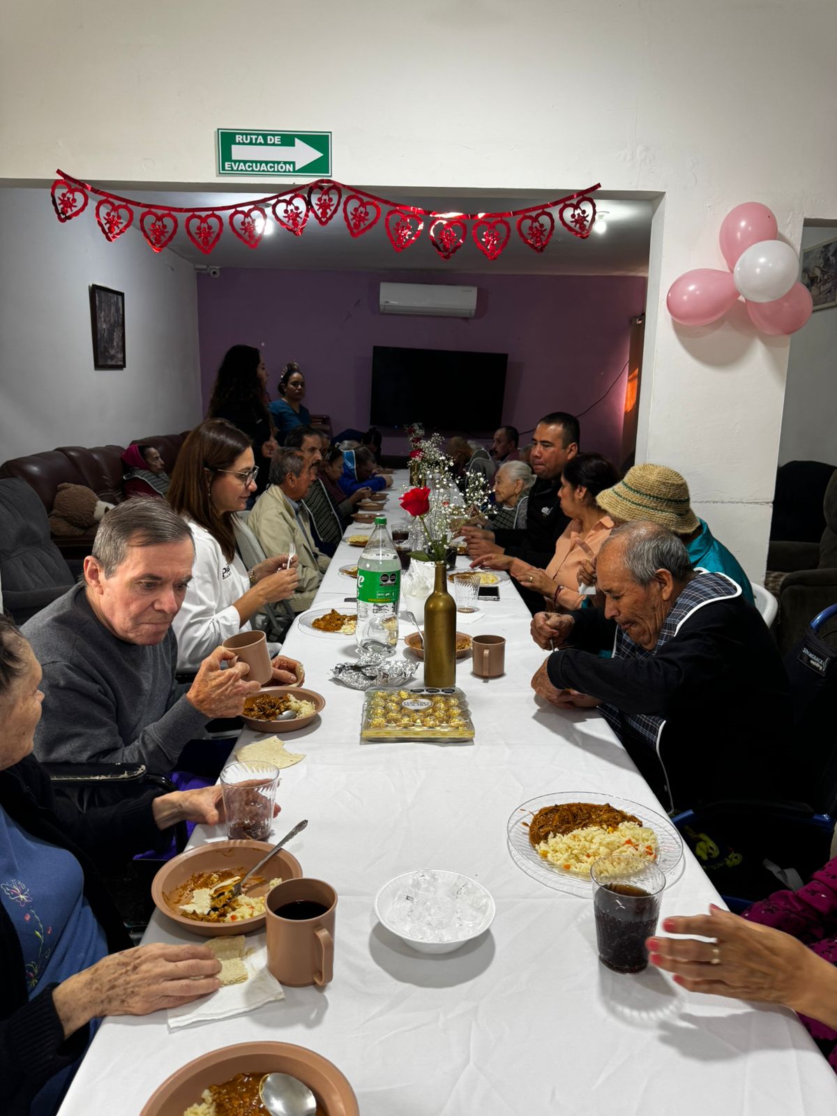 Llevan alegría y apoyo a Casa de las y los Abuelos