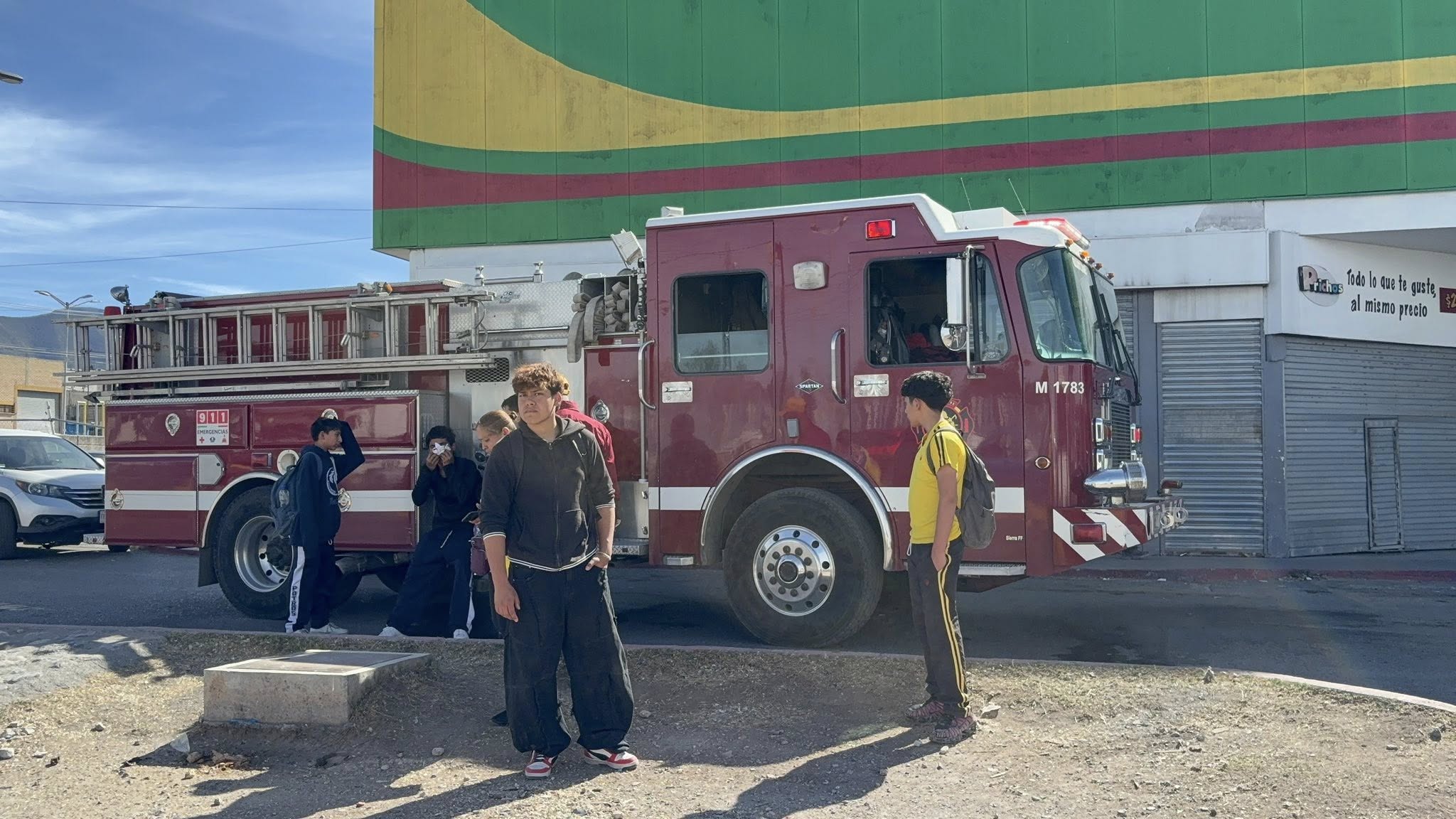 Termina un microbús devorado por el fuego