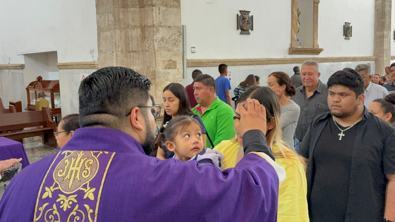 Participan católicos en el Miércoles de Ceniza