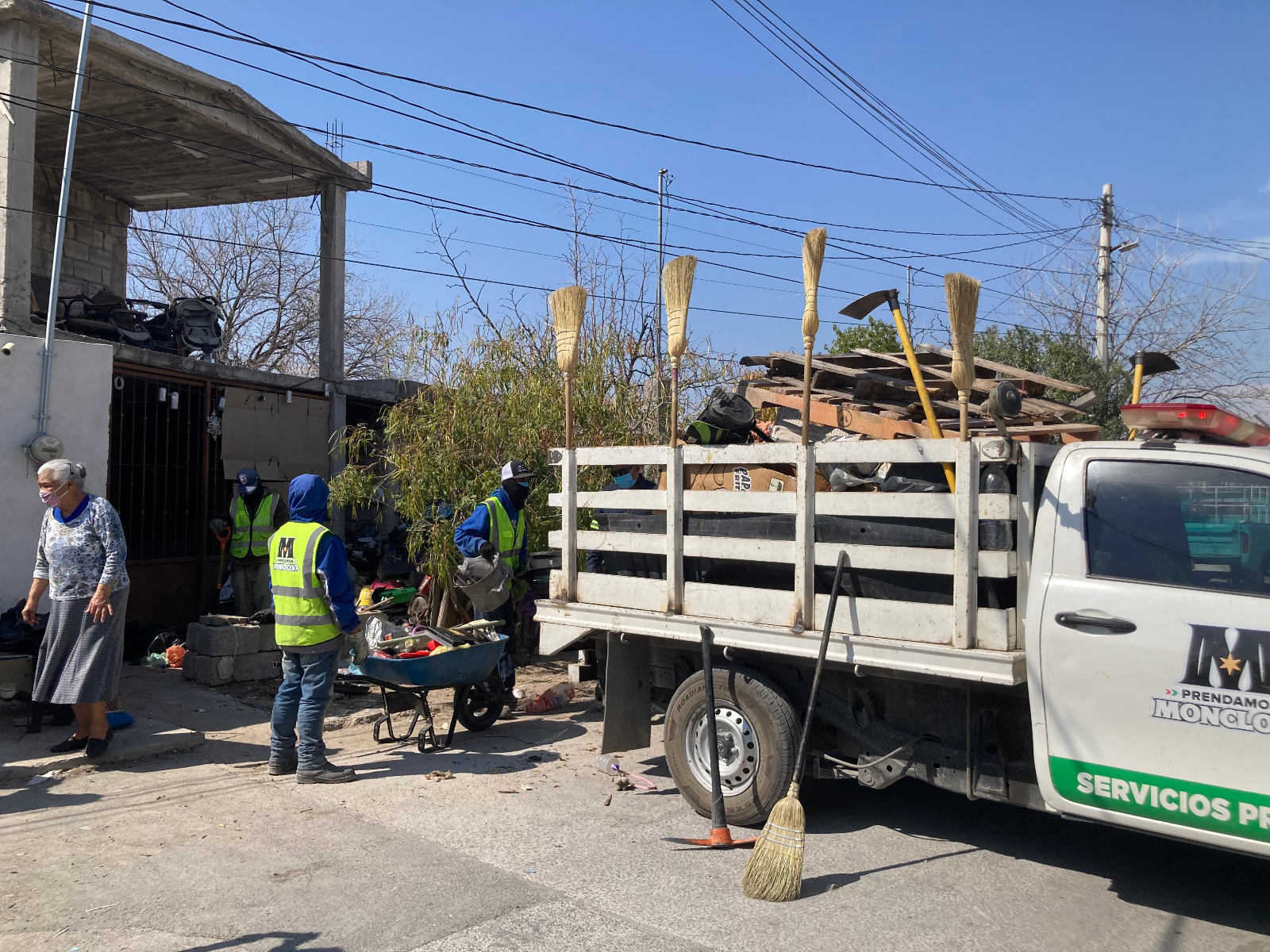Rescatan a adultos mayores de entre basura y carencias