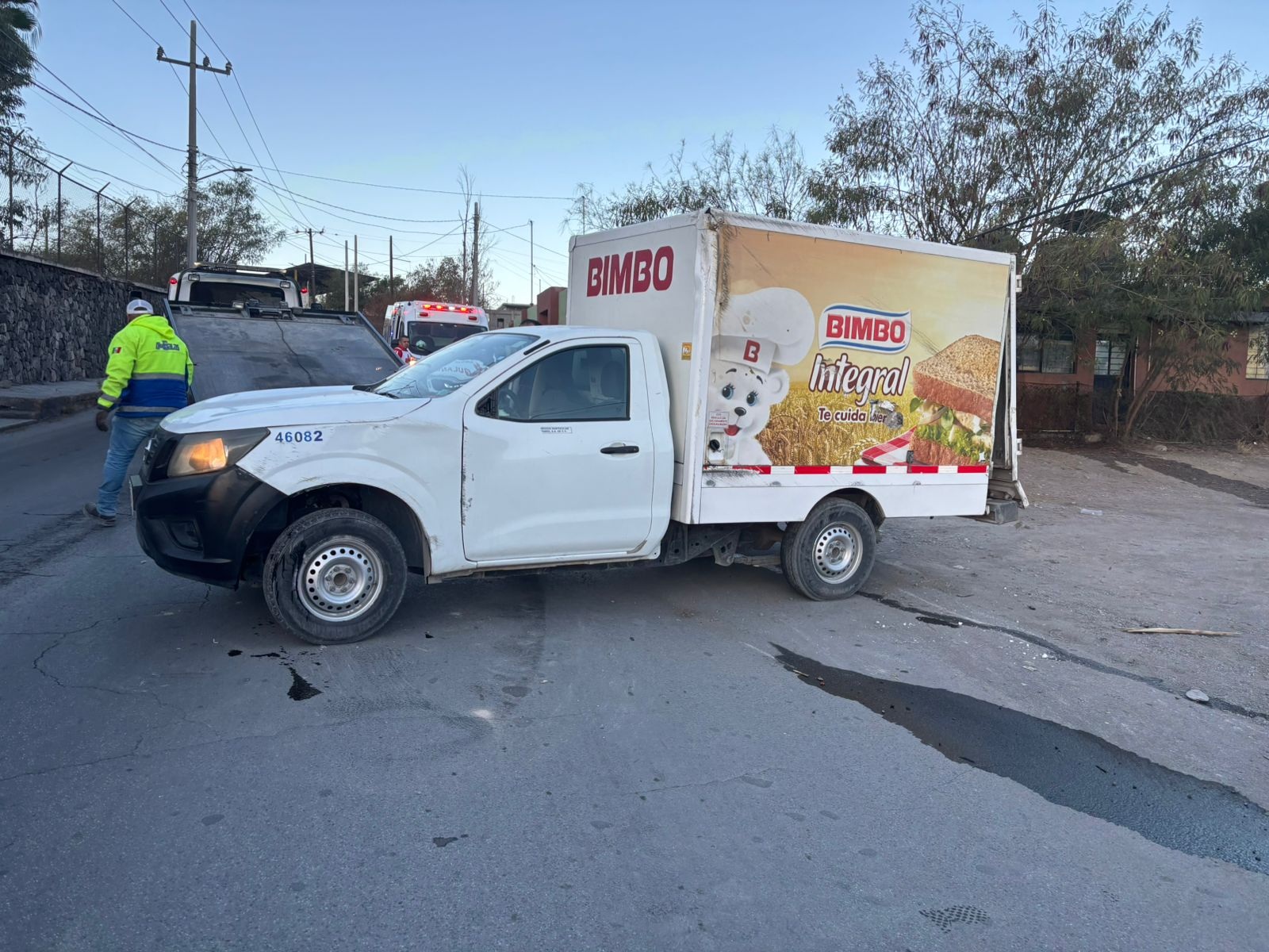 Choca contra poste y vuelca con pan Bimbo