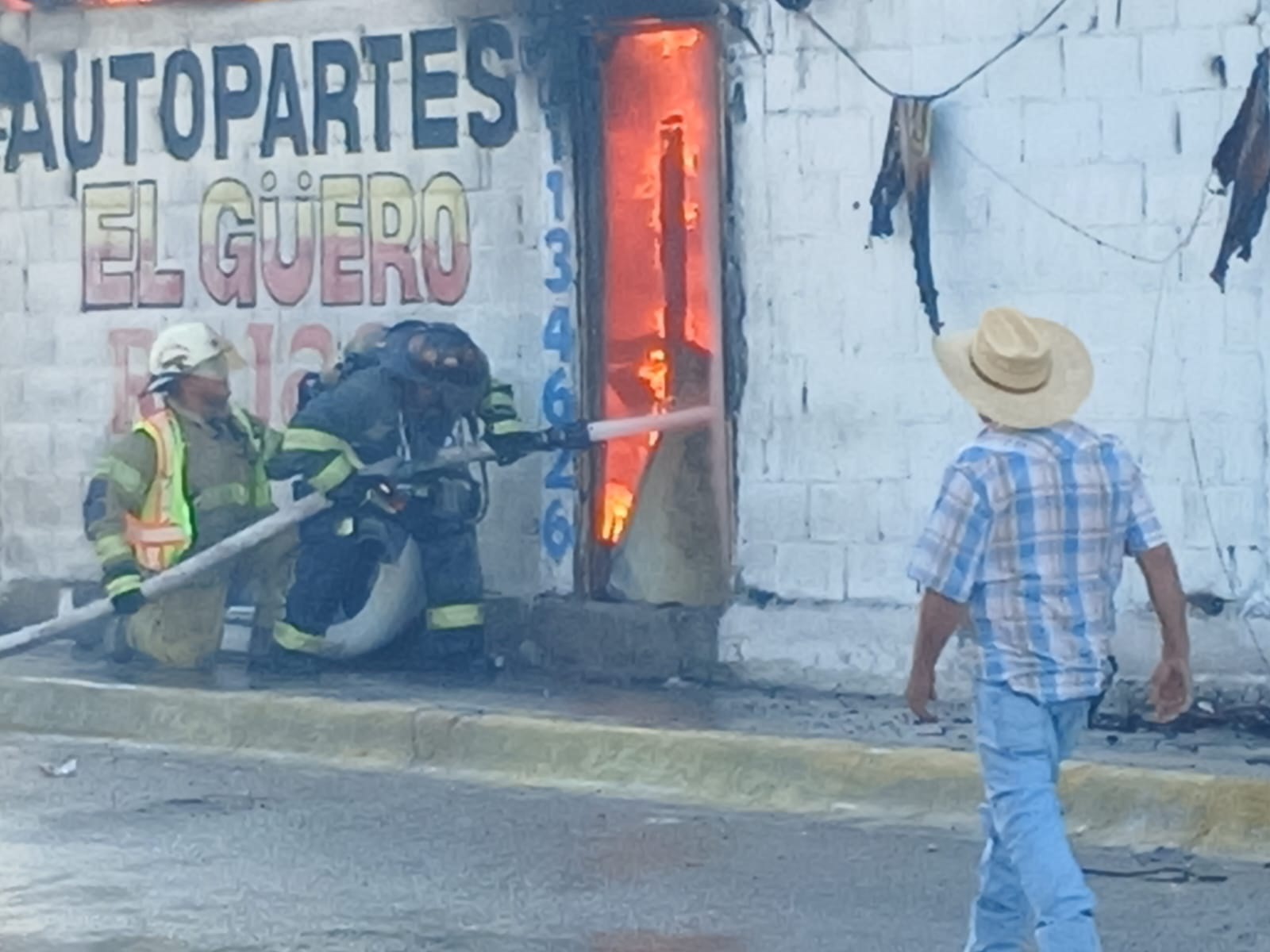 Devora fuego 25 vehículos en yonque