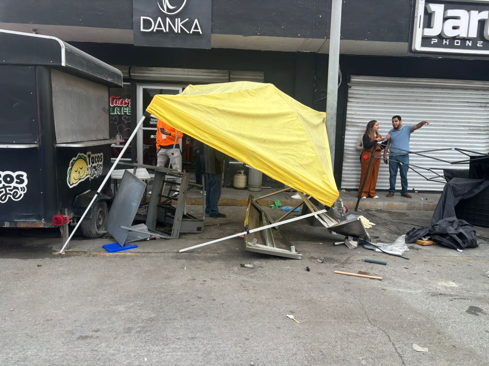 ¡Se mete con todo y auto a los tacos!