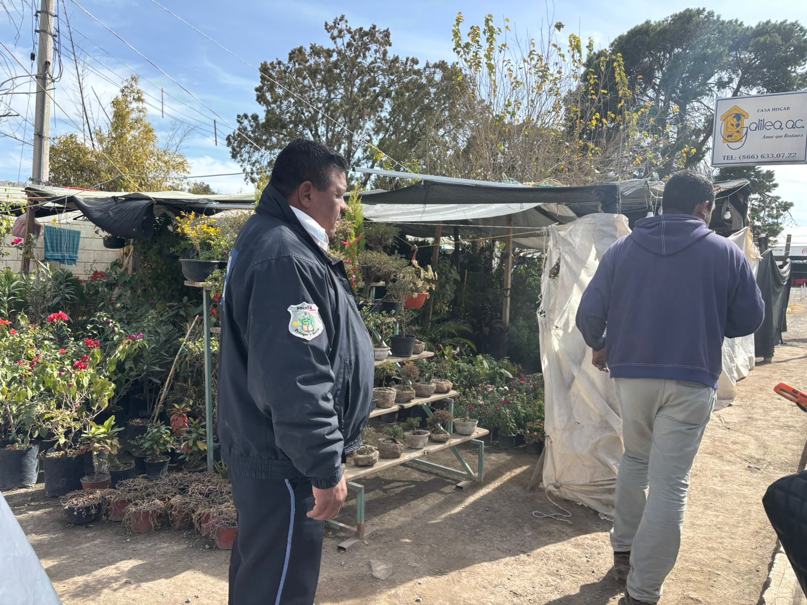 Moviliza a Policía hombre sin vida dentro de vivero