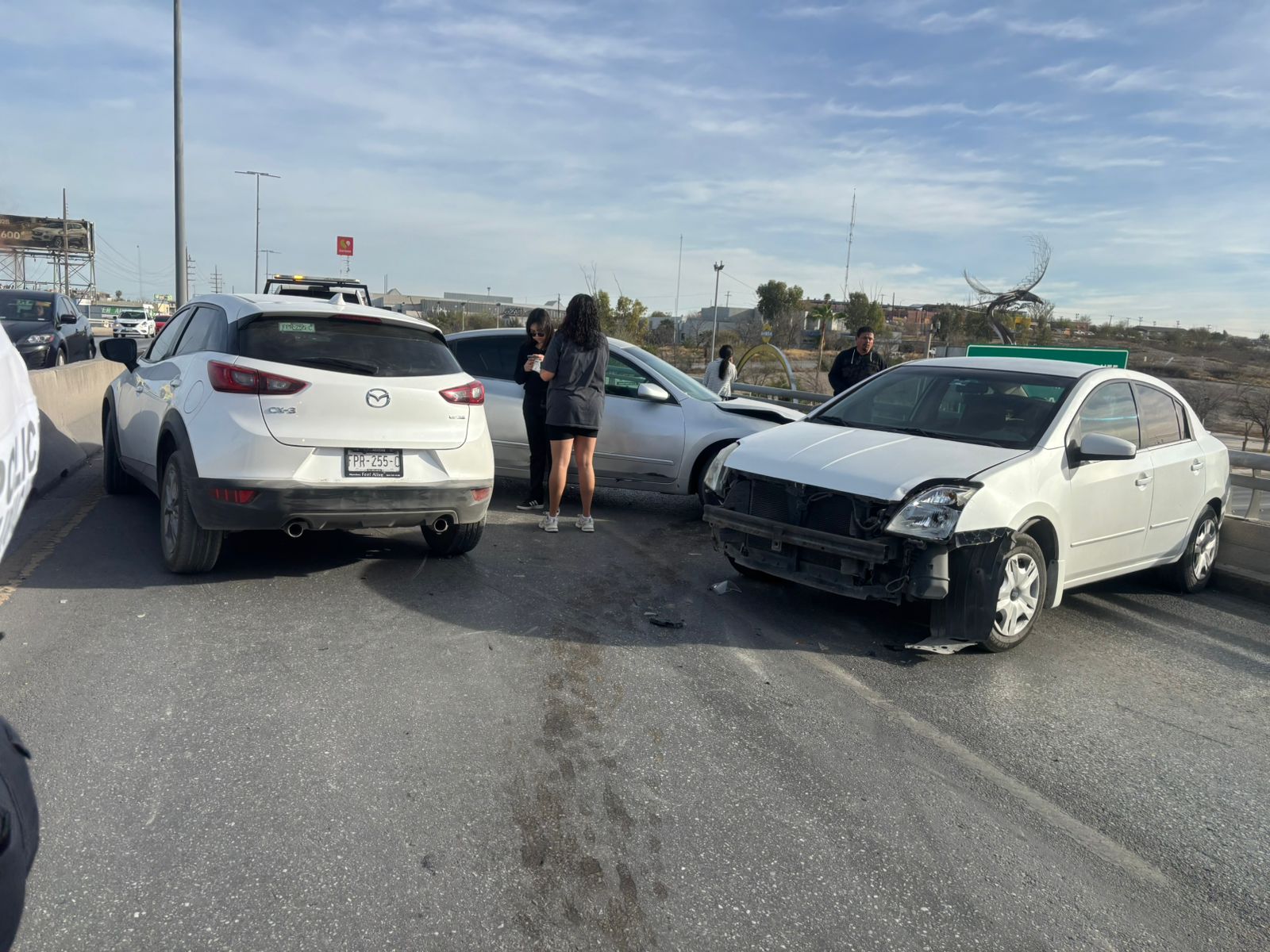 Queda sin gasolina y desata carambola