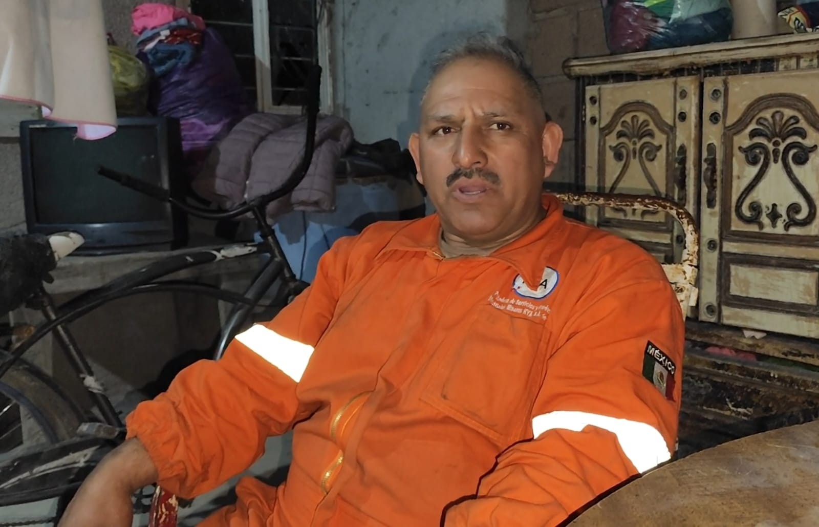 Le roban carrucha y pierde su trabajo