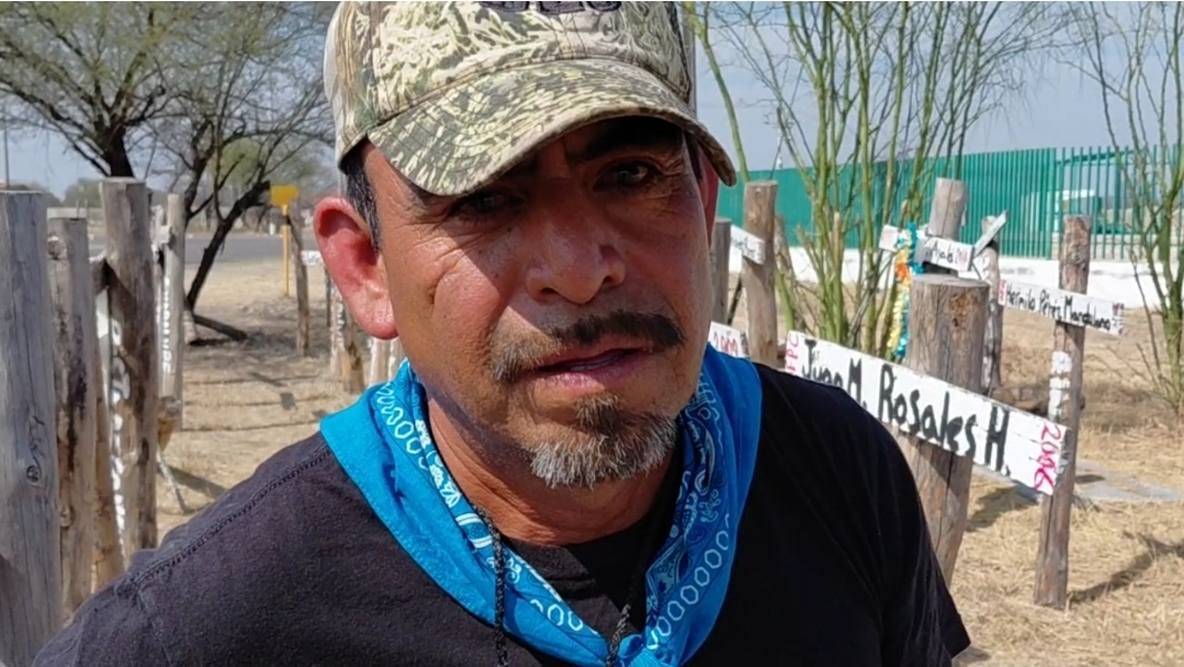 Entre cruces y memoria; busca Bruno a hermano